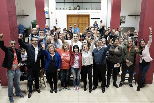 Ana Oramas, candidata de Coalición Canaria para las generales en una reunión con los vecinos del barrio de La Salud a 9 de Diciembre de 2015.