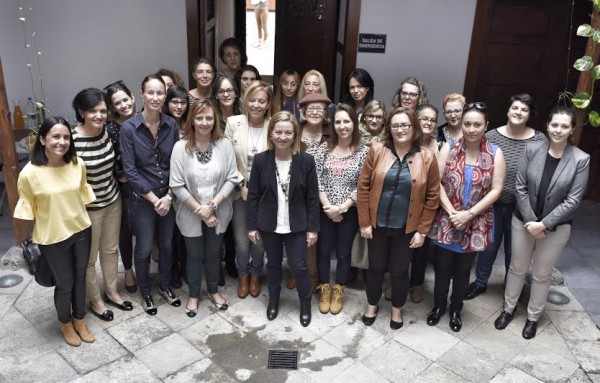 Ana Oramas en un encuentro con mujeres en La Palma